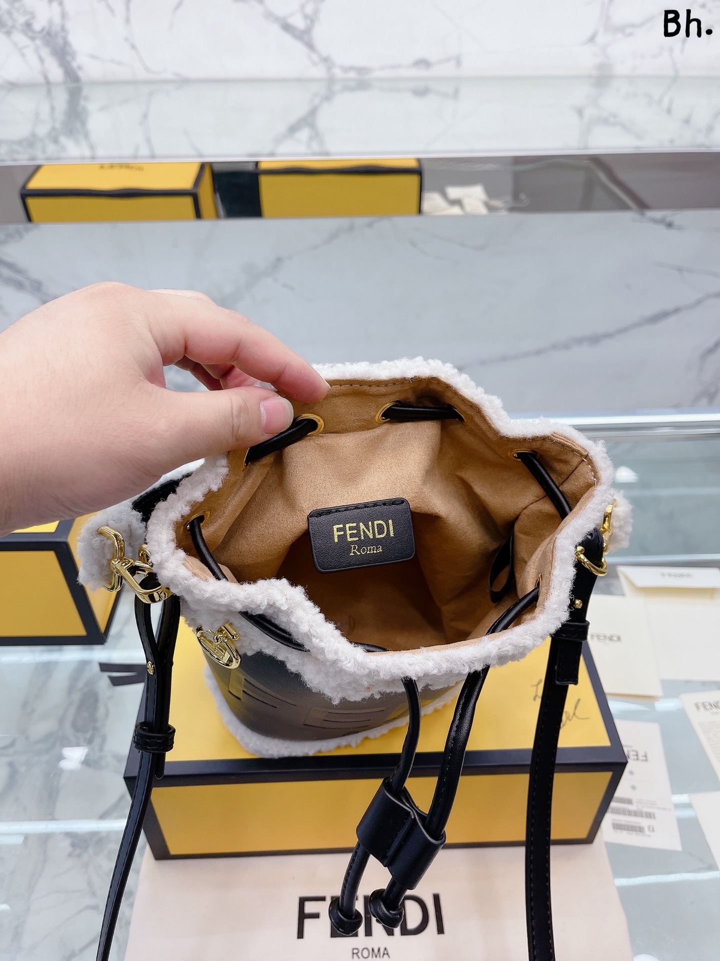フェンディバッグ FENDI2022新作モントレゾールバケットハンドバッグ