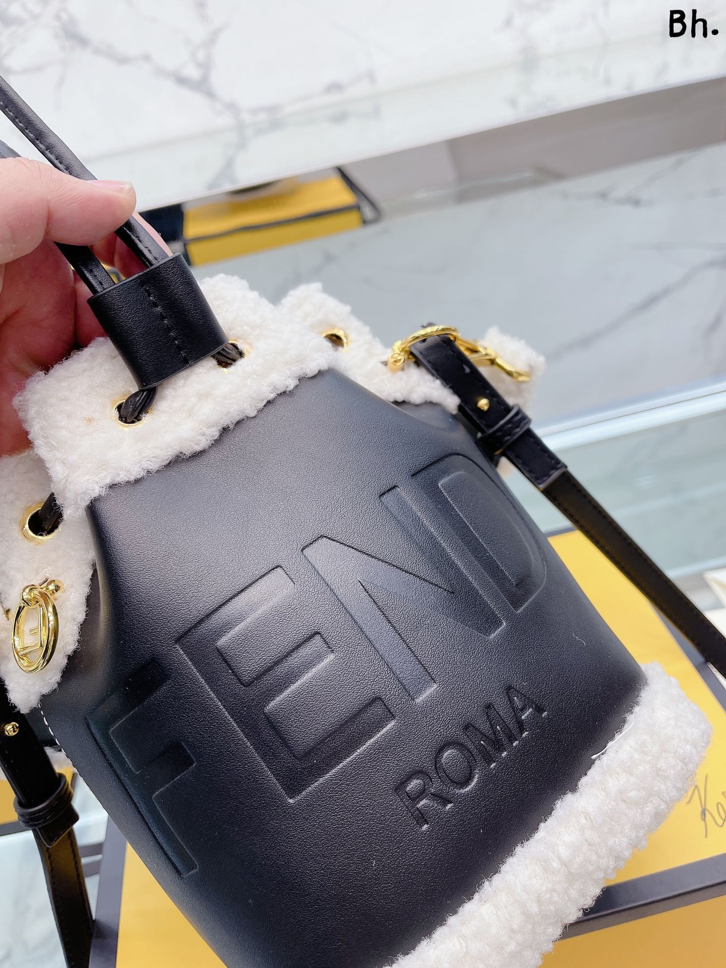 フェンディバッグ FENDI2022新作モントレゾールバケットハンドバッグ