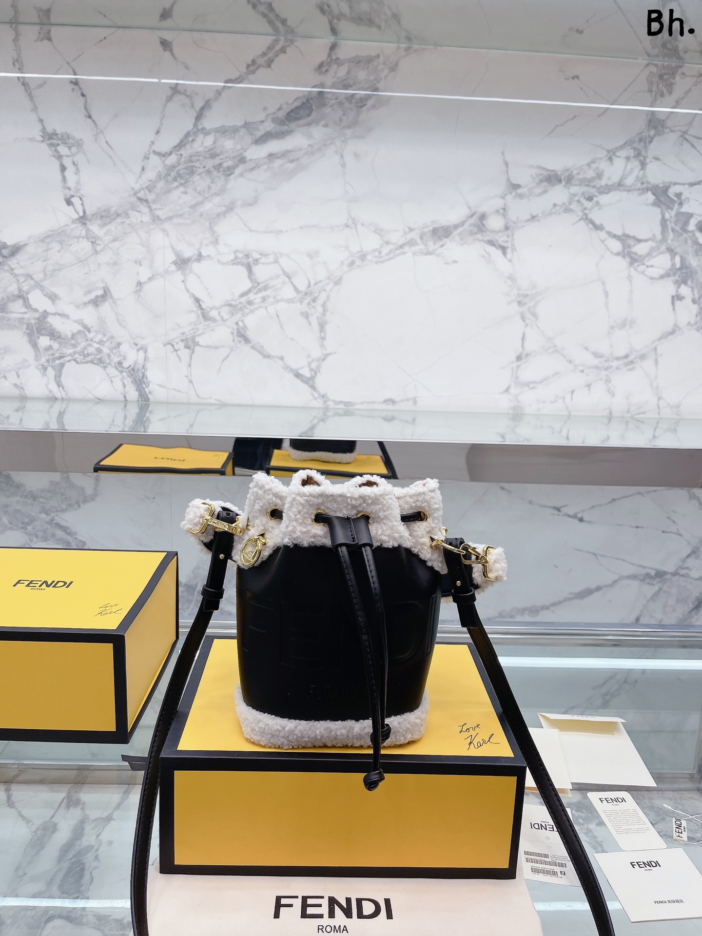 フェンディバッグ FENDI2022新作モントレゾールバケットハンドバッグ