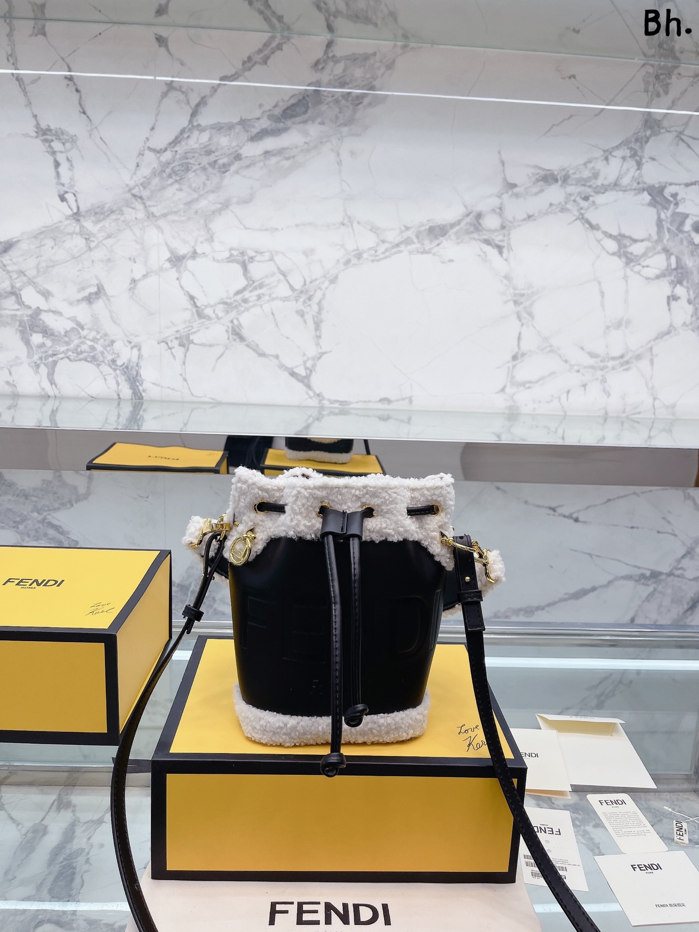 フェンディバッグ FENDI2022新作モントレゾールバケットハンドバッグ