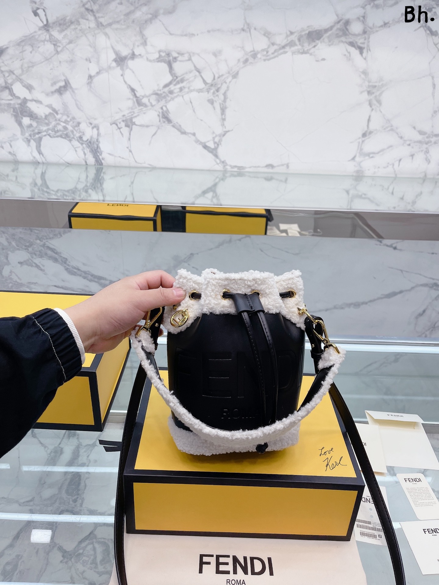 フェンディバッグ FENDI2022新作モントレゾールバケットハンドバッグ