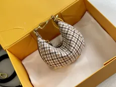 フェンディバッグ FENDI2022新作ハンドバッグ