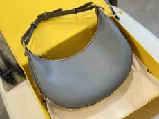 フェンディバッグ FENDI2022新作ハンドバッグ