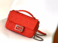 フェンディバッグ FENDI2022新作BAGUETTEチェーンショルダーバッグ