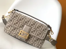 フェンディバッグ FENDI2022の新作BAGUETTEハンドバッグ