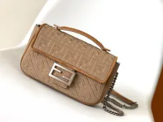 フェンディバッグ FENDI2022新作BAGUETTEチェーンショルダーバッグ