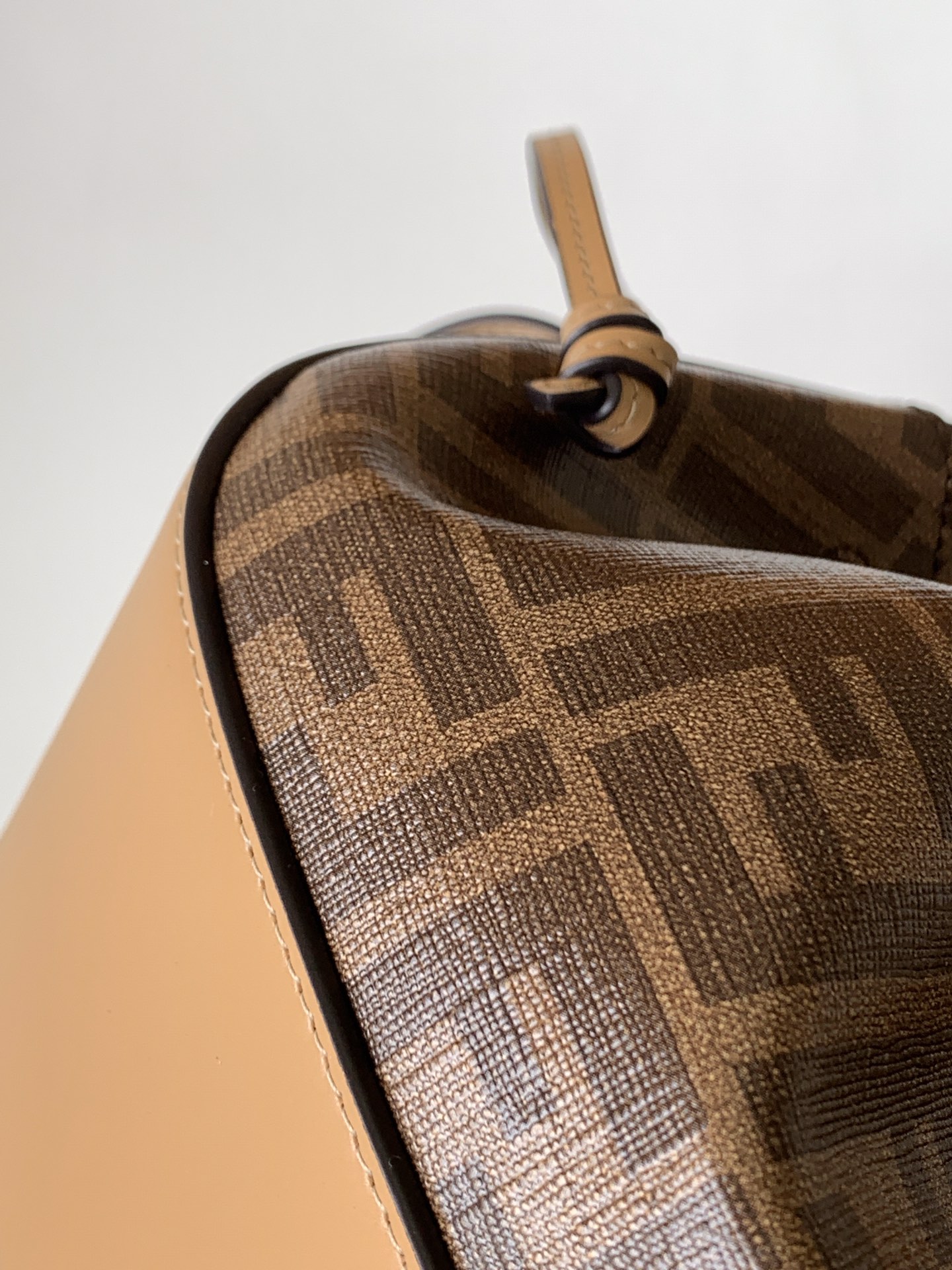 フェンディバッグ FENDI2022新作ミニハンドバッグ