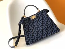 フェンディバッグ FENDI2022新作 Iconic Peekaboo ISeeU ハンドバッグ