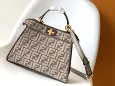 フェンディバッグ FENDI2022新作 Iconic Peekaboo ISeeU ハンドバッグ