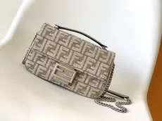 フェンディバッグ FENDI2022新作BAGUETTEチェーンショルダーバッグ