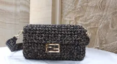 フェンディバッグ FENDI2022の新作BAGUETTEハンドバッグ