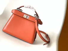 フェンディバッグ FENDI2022新作 Iconic Peekaboo ISeeU ミニ ハンドバッグ