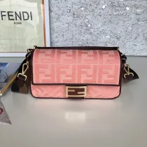 フェンディバッグ FENDI2022新作バゲットメッセンジャーバッグ