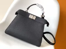 フェンディバッグ FENDI2022新作 Iconic Peekaboo ISeeU ハンドバッグ