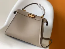 フェンディバッグ FENDI2022新作 Iconic Peekaboo ISeeU ハンドバッグ