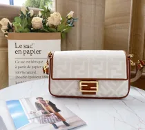 フェンディバッグ FENDI2022新作バゲットメッセンジャーバッグ