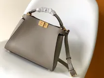 フェンディバッグ FENDI2022新作 ピーカブー エッセンシャル ハンドバッグ