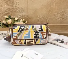 フェンディバッグ FENDI2022新作バゲットメッセンジャーバッグ