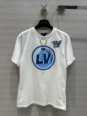ルイヴィトン服LOUIS VUITTON 2022年新作 アースプリント 刺繍バッジ Tシャツ