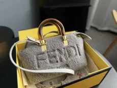 フェンディバッグFENDI 2022年新作 ラムウール トータスシェル ハンドバッグ