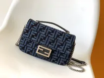フェンディバッグFENDI 2022新作 ミディアム ショルダーバッグ 8899