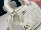 ミュウミュウバッグMiu Miu 2022年新作 ラムスキン 二つ折りベジタブルバスケット トートバッグ