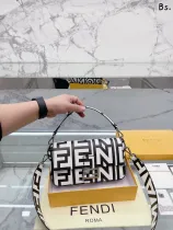 フェンディバッグFENDI 2022新作 バゲットバッグ