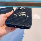 シャネルケースCHANEL 2022新作 エンボス加工 電気メッキ ブロンジング ロゴ ツーインワン スキンカバー オールインクルーシブ 携帯電話ケース