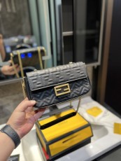 フェンディバッグFENDI 2023新作 スモール ミラー バゲットバッグ ミディアム