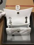 バーバリーバッグBURBERRY 2023新作 スモール ホワイト シルバー バックル アワーグラス チェーン バッグ