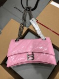 バーバリーバッグBURBERRY 2023新作 スモール ピンク シルバー バックル アワーグラス チェーン バッグ