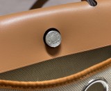 エルメスバッグHERMES 2023新作 外側の縫い目にゴールデンブラウンの縁取りを施したアプリコットのハンドバッグ