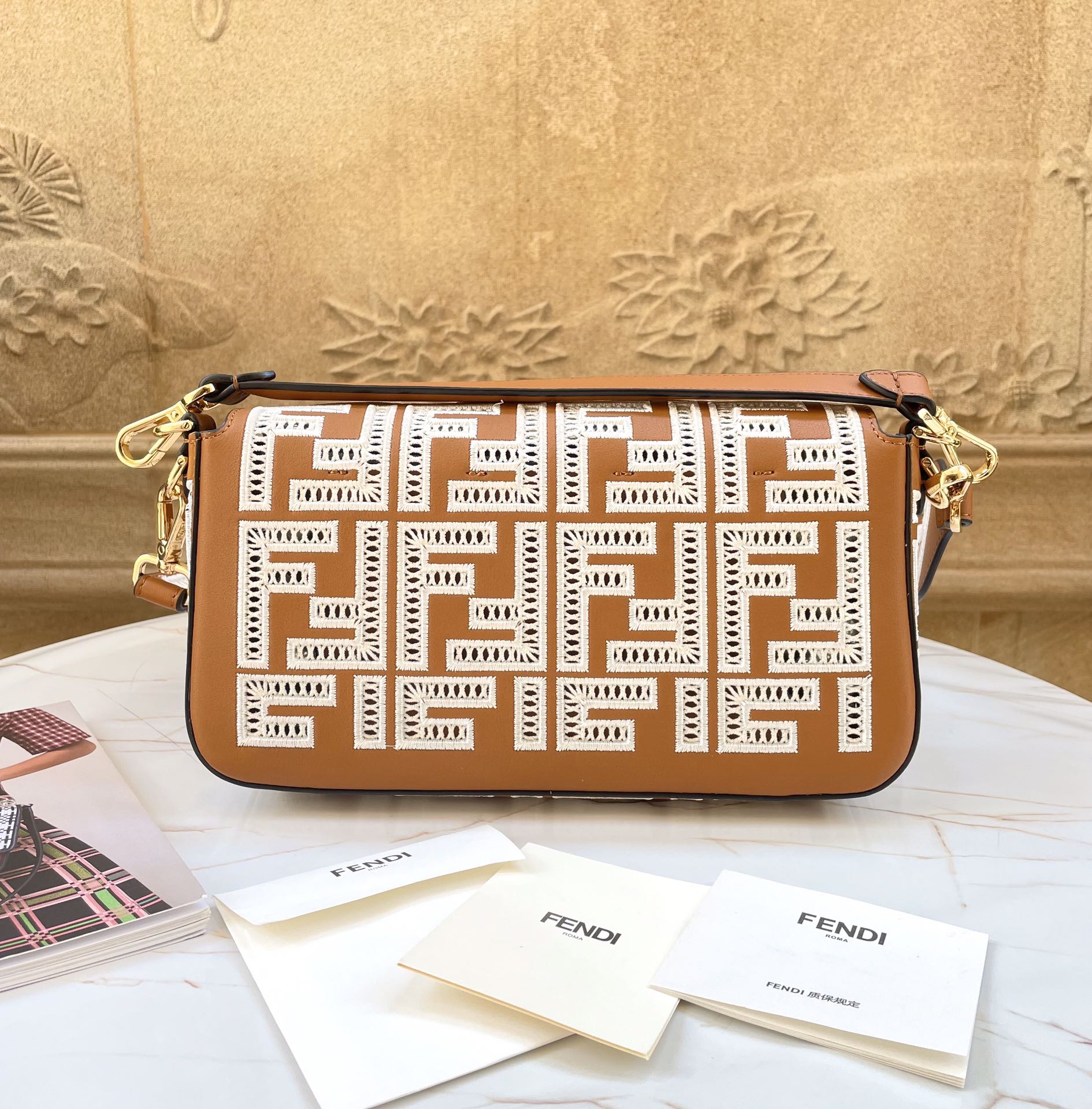 フェンディバッグFENDI 2023新作 ミディアム FF 中空刺繍 バゲットバッグ