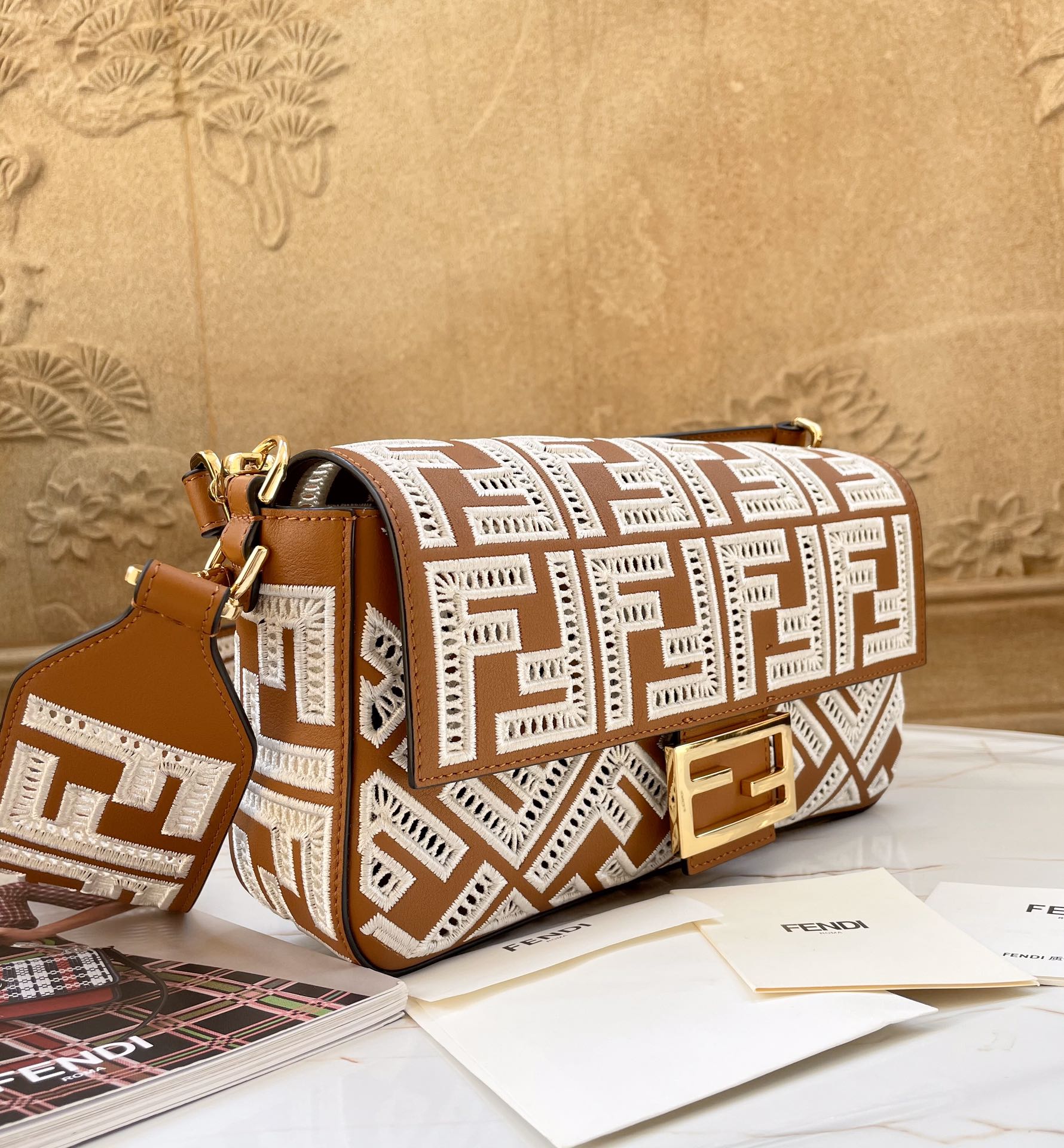 フェンディバッグFENDI 2023新作 ミディアム FF 中空刺繍 バゲットバッグ