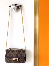 フェンディバッグFENDI 2023新作 ミディアム バゲットバッグ