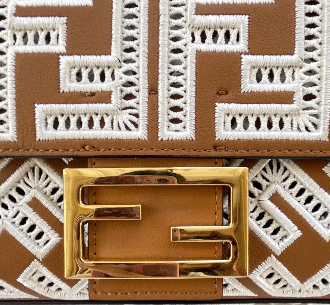 フェンディバッグFENDI 2023新作 ミディアム FF 中空刺繍 バゲットバッグ