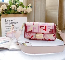 フェンディバッグFENDI 2023新作 バゲットバッグ