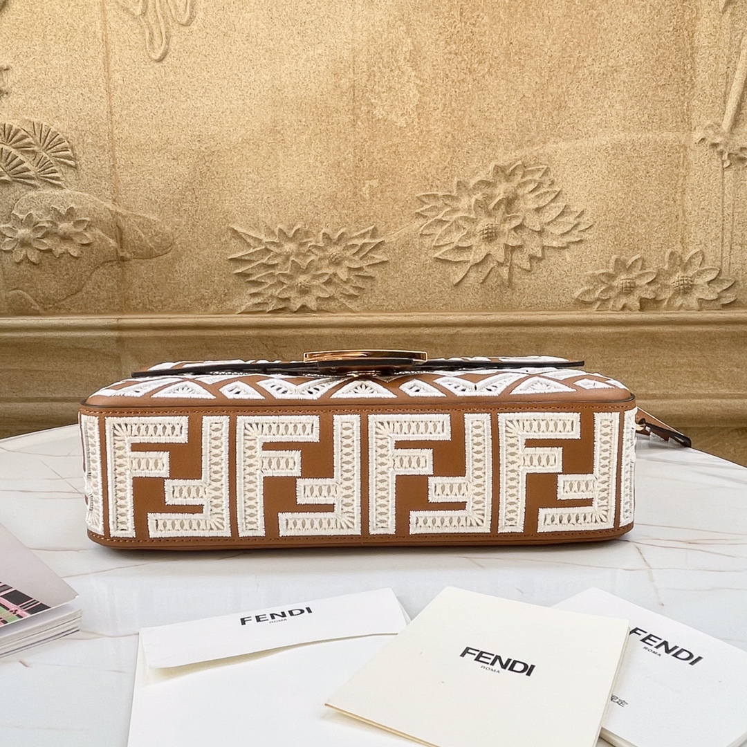 フェンディバッグFENDI 2023新作 ミディアム FF 中空刺繍 バゲットバッグ