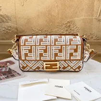 フェンディバッグFENDI 2023新作 ミディアム FF 中空刺繍 バゲットバッグ