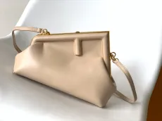 フェンディバッグFENDI 2023新作 ファーストスモールハンドバッグ