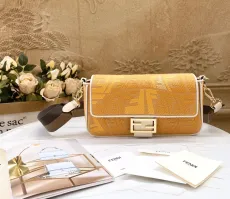 フェンディバッグFENDI 2023新作 Mサイズ 配色 FF フィッシュアイ刺繍 バゲットバッグ