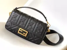 フェンディバッグFENDI 2023新作 ミディアム メッセンジャーバッグ