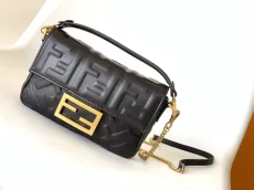 フェンディバッグFENDI 2023新作 スモール メッセンジャーバッグ