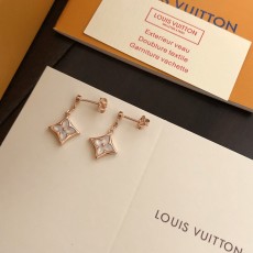 ルイヴィトンピアスLOUIS VUITTON 2023年新作ダイヤ形花形ナチュラルホワイトマザーオブパールダイヤモンドローズゴールドイヤリング