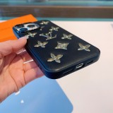 ルイヴィトンiPhoneケースLOUIS VUITTON 2023 新作 型押し 電着 ブロンズ ロゴ ツーインワン スキン オールインクルーシブ 携帯ケース