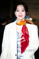 ルイヴィトンマフラーLOUIS VUITTON 2023新作 グラデーションロゴ シルク スクエアスカーフ