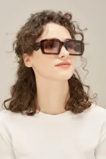 プラダサングラスPRADA 2023年新作トライアングルロゴメガネ