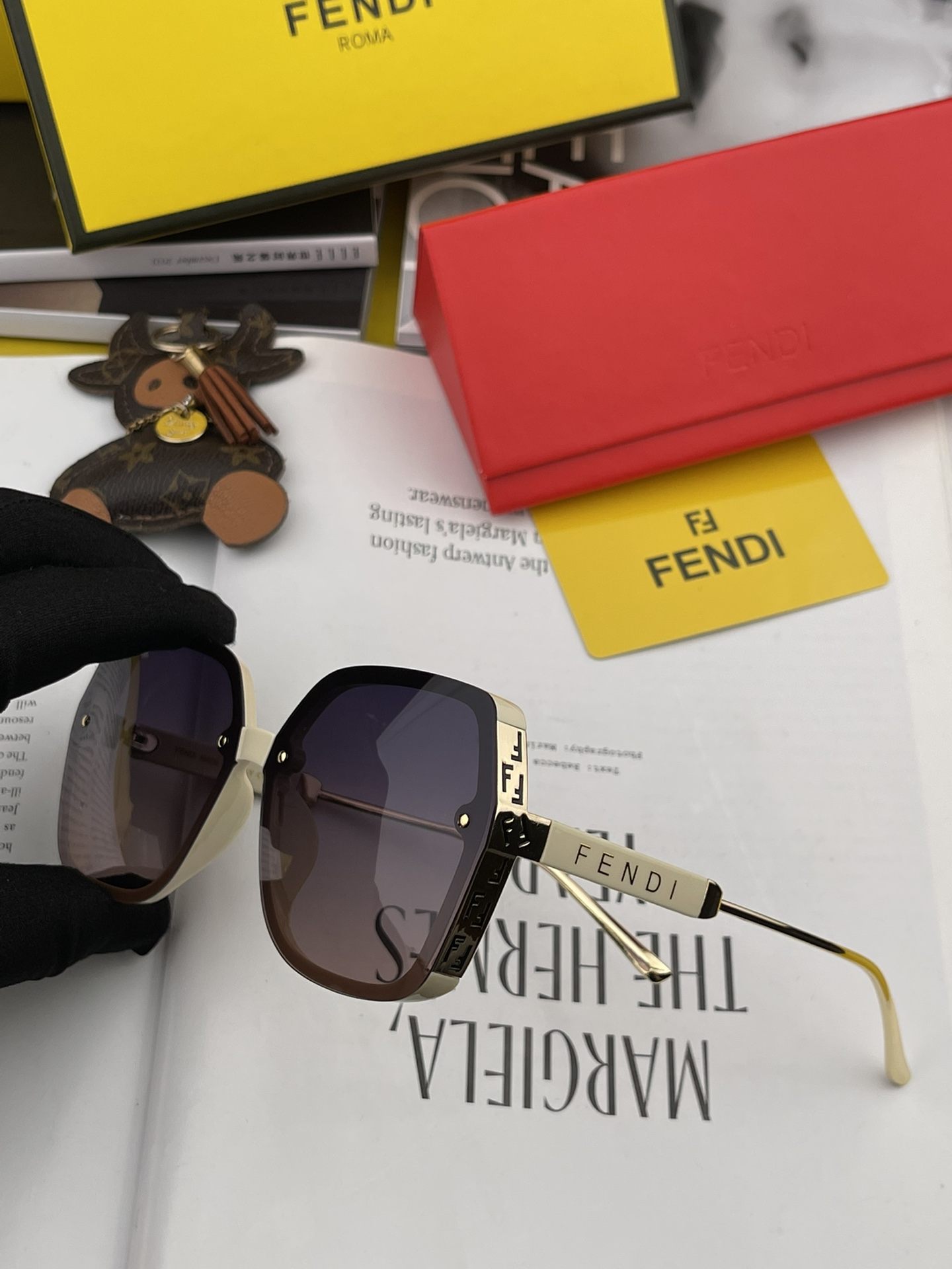 フェンディサングラスFENDI 2023新作 スクエアフレーム サングラス