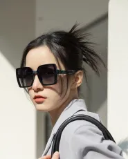 フェンディサングラスFENDI 2023年新作ファッションスクエアフレーム偏光サングラス