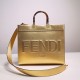フェンディバッグFENDI 2023新作 ミディアム ゴールドラミネートレザー トートバッグ